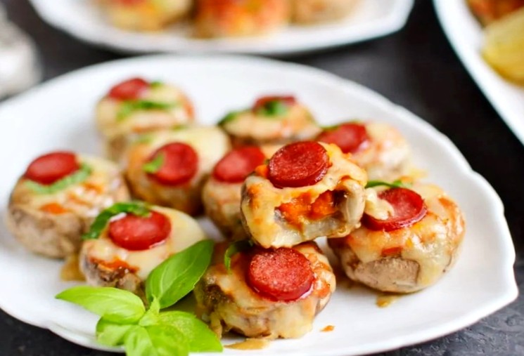 Фаршированные грибы с колбасой и сыром - пошаговый рецепт