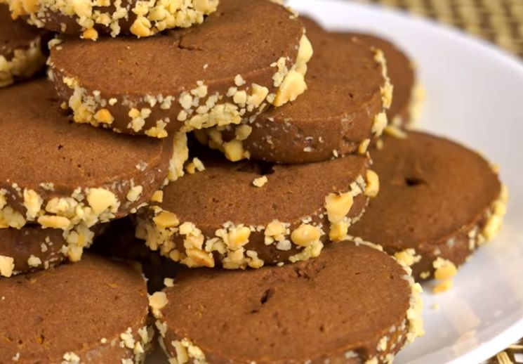 Готовим песочное шоколадное печенье с орешками