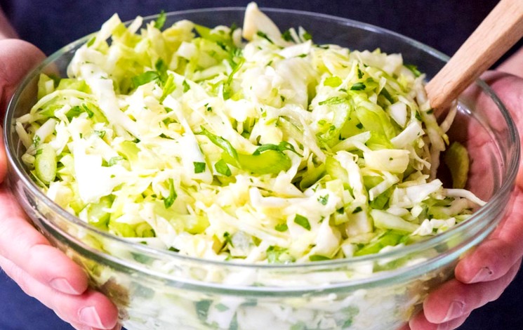 Простой рецепт быстрого салата из капусты с огурцами