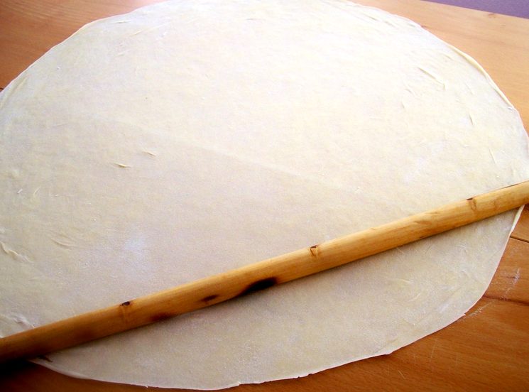 Раскатываем тесто для лаваша