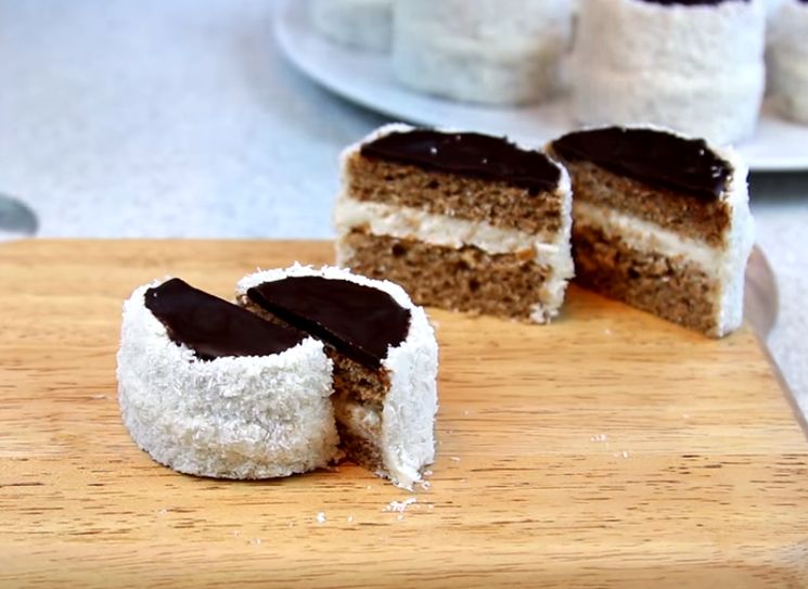 Бисквитные пирожные с шоколадной глазурью