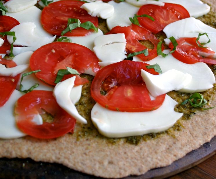 Рецепт домашней пиццы с моцареллой и томатами