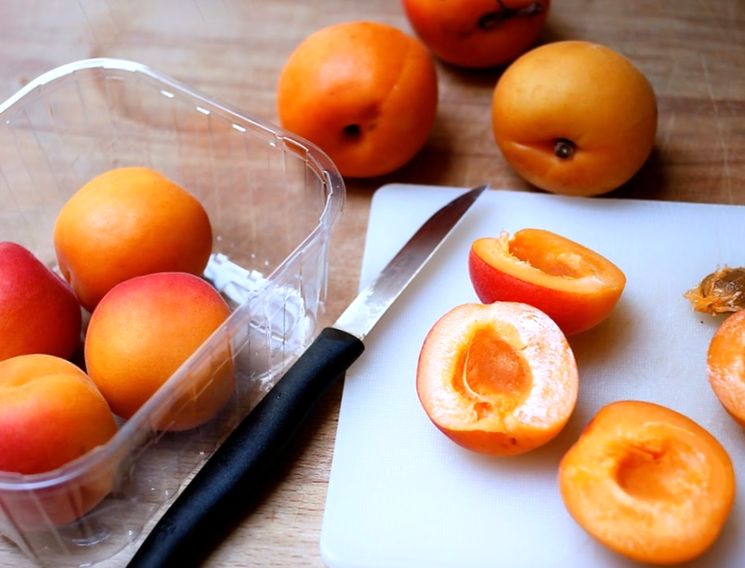 Рецепт абрикосового компота без косточек