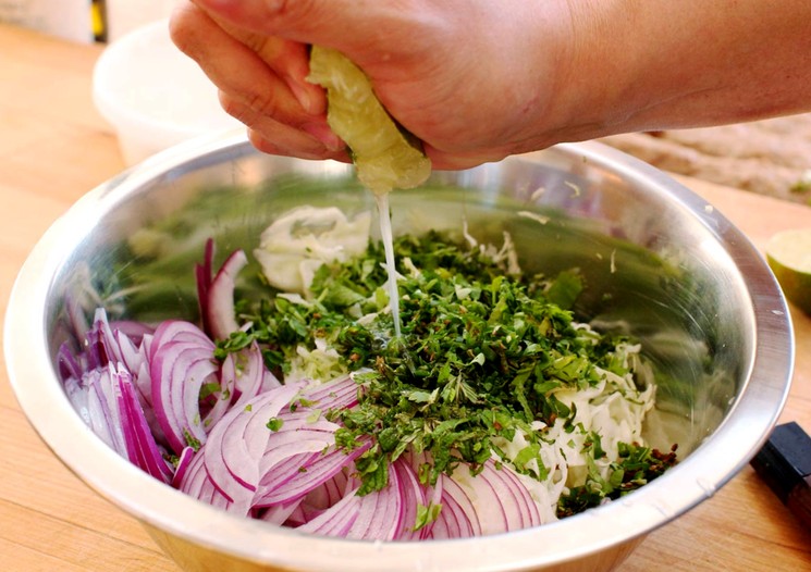 Простой рецепт салата из капусты с уксусом и маслом