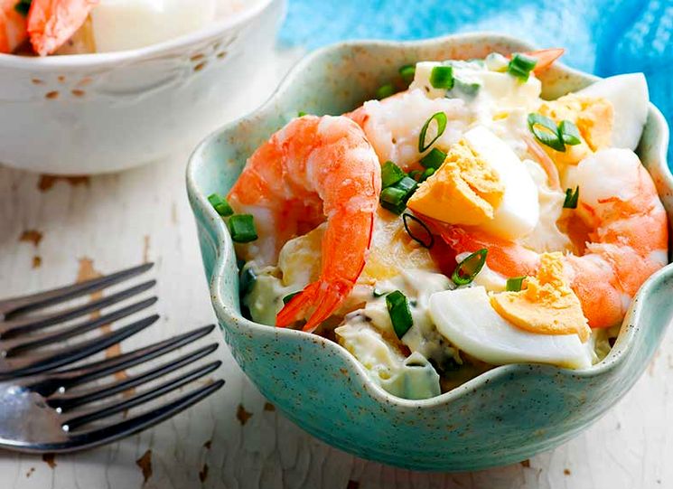 Рецепт салата с креветками и яйцом