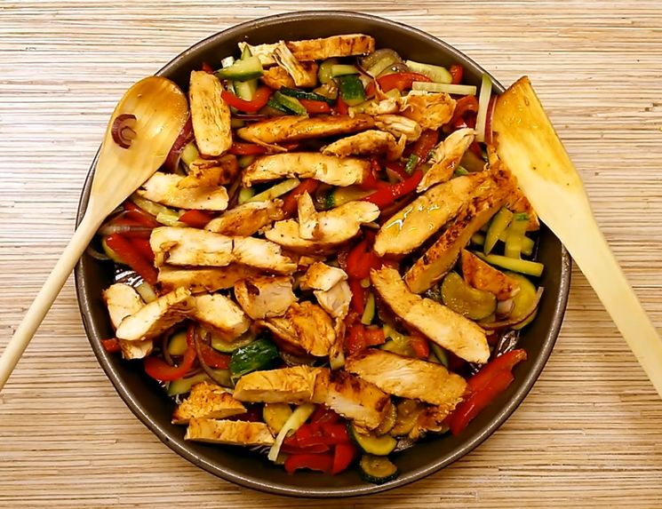 Рецепт салат с куриной грудкой и овощами