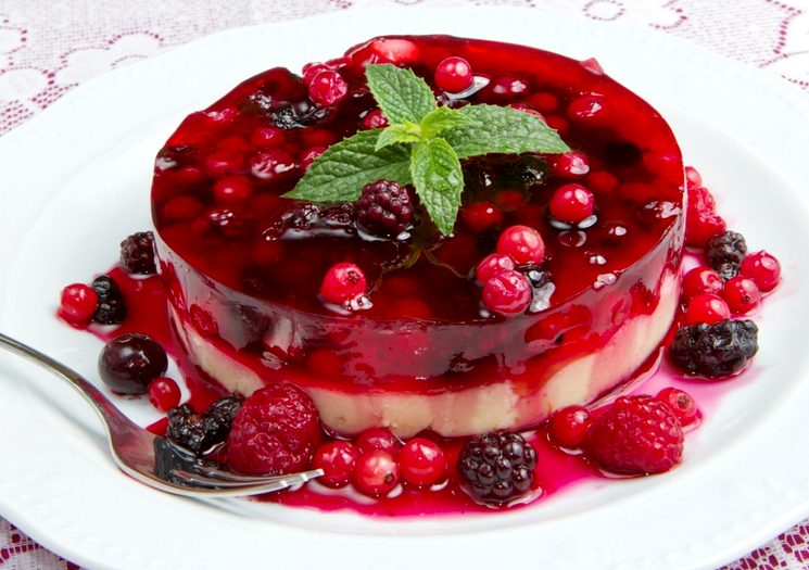 Торт с ягодным желе и сливками